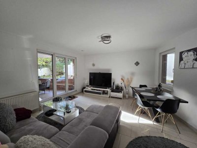 großzügige 2-Zimmer Wohnung mit sonniger Terrasse + Ankleideraum im Souterrain