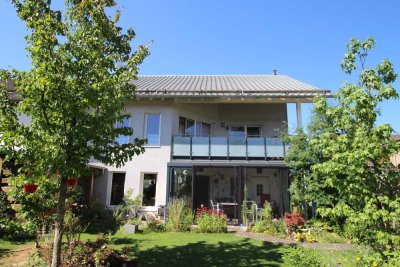 Schönes Anwesen mit Chalet-Charakter: 187m² mit Traum-Garten, Garage, Carport uvm. in Hockenheim