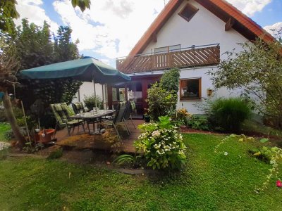 Charmante Maisonette-Wohnung mit Garten, Wintergarten & 2 Stellplätzen