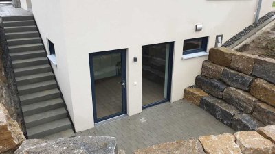 Stilvolle, neuwertige 1,5-Zimmer-Souterrain-Wohnung mit geh. Innenausstattung mit Balkon und EBK