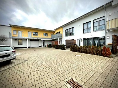 Neuwertige Erdgeschosswohnung mit Terrasse, Einbauküche und Ankleide in Rödental