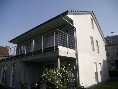 Leben am idyllischen Schloss Neersen: zentrale EG-Wohnung mit Terrasse und Garten!