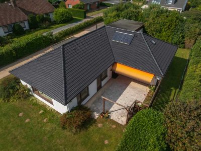 VERKAUF VON PRIVAT: Ebenerdiger Walmdach-Bungalow mitten in Hittfeld