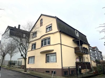 Ca. 97 m² große 4- Zimmer- Dachgeschosswohnung mit Tageslichtbad und Gartennutzung in Ge