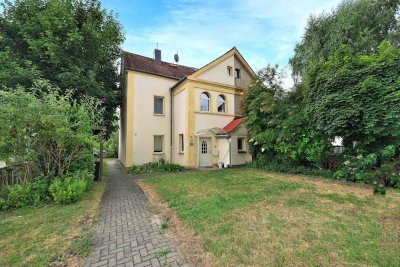 Platzwunder mit Charme ! Doppelhaushälfte mit EBK und  Carport in guter Lage !