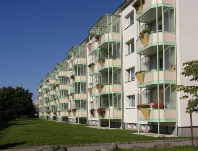 3-Raum-Wohnung mit bodengleicher Dusche und Einbauküche.