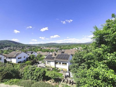 *** Herrlicher Blick in den Taunus mit Balkon & Garage! ***
