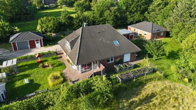 Zwei Häuser. Ein Lebenskonzept. Wohnen mit Weitblick in Hürup bei Flensburg.