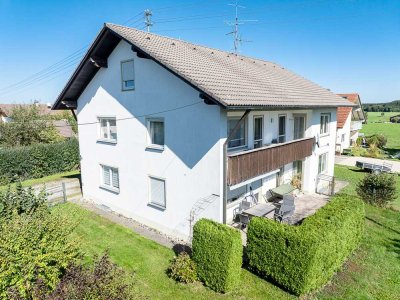 Helle 3,5-Zimmer-Wohnung mit Balkon, Garten und Garage in Unteregg-Warmisried