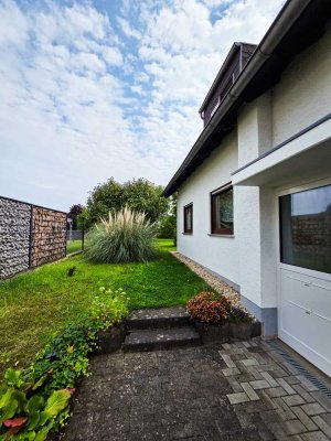 Schöne sanierte 3-Zimmer-Dachwohnung mit Balkon, Keller, Stellplatz in Swisttal-Heimerzheim