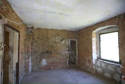 Feldsteinhaus mit Nebengebäuden – entkernt, großzügig, visionär