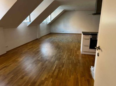 5-Zimmer Altbau-Dachgeschoss mit Terrasse