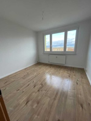 *Familienwohnung sofort bezugsfertig*