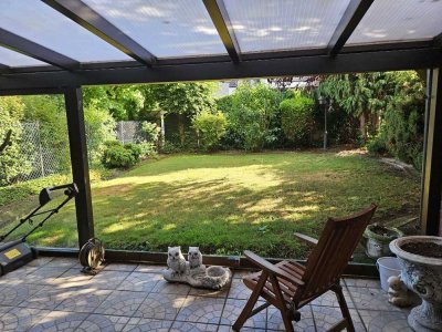 Erdgeschosswohnung mit Terasse, Garten und Garage