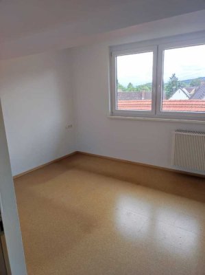 Ansprechende und gepflegte 2-Zimmer-Dachgeschosswohnung mit Einbauküche in Pflummern
