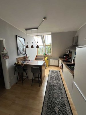 Moderne Maisonette-Wohnung mit Dachterrasse & Einbauküche – Nachmieter*in zum 01.10.2025 gesucht