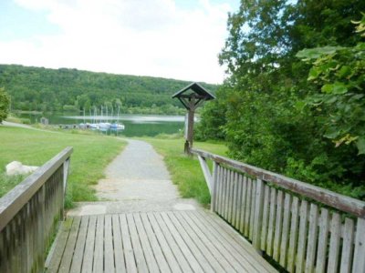 Neuwertig ausgebaut und direkt am See