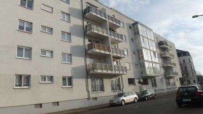 Frisch renovierte 2-Zimmerwohnung mit Balkon, Einbauküche und Aufzug!