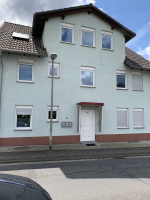 Sehr gut geschnittene Dreizimmer-Wohnung mit Terrasse im EG eines 3 Familienhauses in Kahl am Main