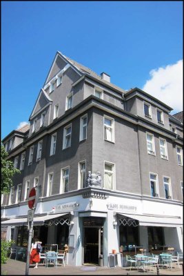 Wunderschöne Altbauwohnung mit hohen Decken und großen Fenstern.