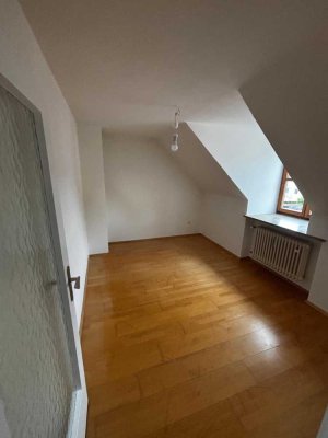 Helle 2-Zimmer-Dachgeschoss-Wohnung in Petershausen