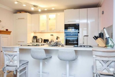 Über den Dächern von Timmendorfer Strand! Repräsentative Eigentumswohnung mit Sonnenbalkon!