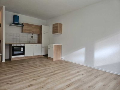 •	Neu renoviertes und gepflegtes 1-Zimmer-Appartment im EG mit Balkon und TG, sofort frei!