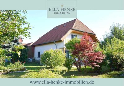 Freistehendes, gepflegtes Einfamilienhaus mit schönem Garten + Doppelgarage.