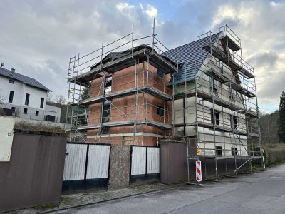Interessant für Bauträger, Investoren und Kapitalanleger: Mehrfamilienhaus mit 4 Wohnungen und 2 Dop