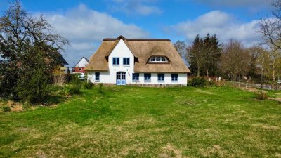 Liebevoll saniertes Reetdachhaus in Löwenstedt inkl. Baugrundstück