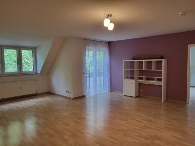 2-Zimmer-Dachgeschosswohnung mit Balkon und EBK in Neu-Isenburg