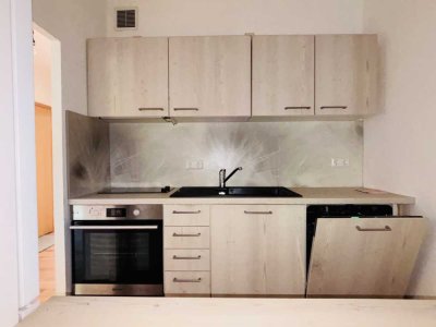 Einbauküche inclusive! 3 -Raum-Wohnung mit Balkon in der 1. Etage, bequem mit Aufzug erreichbar.