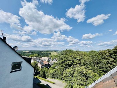 Traumhafte Maisonettewohnung mit Panoramablick, modernem Bad und Einbauküche!