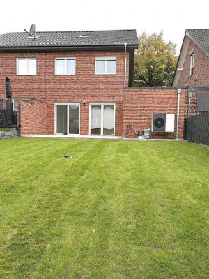 Erstbezug! Moderne Doppelhaushälfte mit Garage und Gartenbereich.