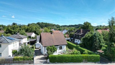Kleines Einfamilienhaus mit Keller, Garage und Carport