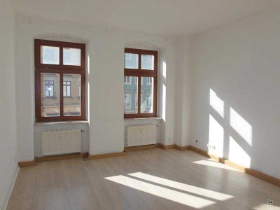 Wird noch frisch renoviert: Singlewohnung mit Laminatboden, geräumiger Essküche & Badewanne