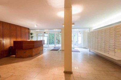 Exklusives Terrassen-Apartment in gehobener Wohnanlage mit Einbauküche in München Lehel