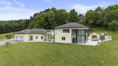 Modernes Wohnparadies in Alleinlage mit Gästehaus, Halle, Weinkeller &amp; mehr – ca. 60.000 m² Grundstück