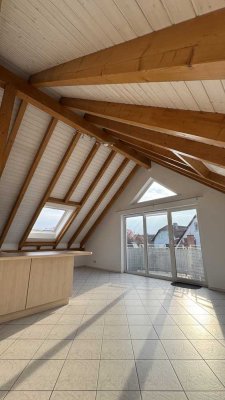 Moderne 2-Zimmer-Dachgeschosswohnung teilmöbliert mit Balkon, Stellplatz & Einbauküche in Rodgau