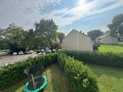 Zu Hause im Park. 2 Zimmer . Küche . Badewanne.  Grünblick. Sonnenbalkon. Stellplatz. Kellerraum
