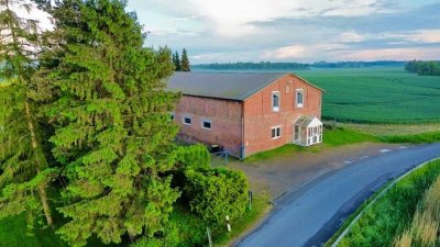Vielseitig nutzbar: Großzügige Halle mit Bürotrakt und Freiflächen - Wohnnutzung denkbar.....