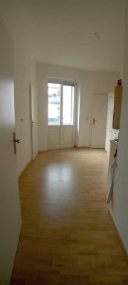 **Schöne helle 2-Zimmer-Wohnung mit großzügiger Küche und Balkon**