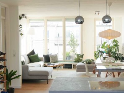 Helle 2,5-Raum-Penthouse-Wohnung mit EBK und Balkon in Berlin