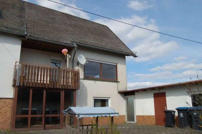 "IN HERRLICHER RANDLAGE - BEZUGSFÄHIGES WOHNHAUS - MIT EINBAUKÜCHE - IN IDYLLISCHEM EIFELORT"