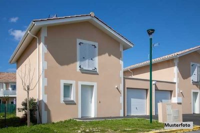 Doppelhaushälfte mit integrierter Garage und Terrasse