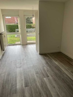 Modern & bezugsfertig: 2-Zimmer-EG-Wohnung mit kl. Terrasse, EBK & Stellplatz - ideal für Singles