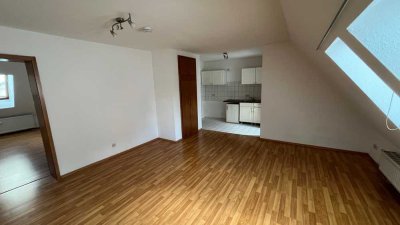 Werdau-Zentrum, Dachgeschoss-Wohnung mit Küchenmöbel