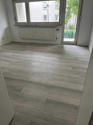 Ansprechende und vollständig renovierte 3-Raum-EG-Wohnung mit Balkon in Oberhausen