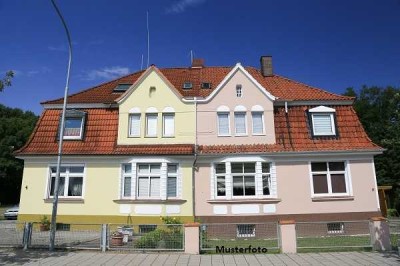 Freistehendes 2-Familienhaus, Balkon und 2 Stellplätze