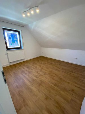 Erstbezug nach Sanierung mit Balkon und EBK: Attraktive 3-Raum-DG-Wohnung in Senftenberg